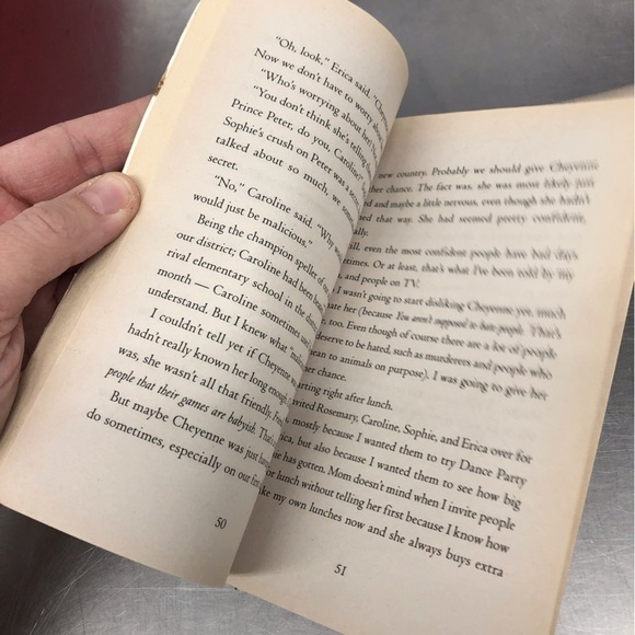 Best Friends and Drama Queens by: Meg Cabot, paperback book - Picture 4 of 5